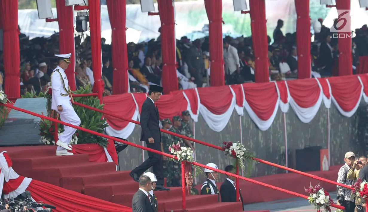 Presiden Joko Widodo (Jokowi)  turun dari mimbar kehormatan upacara peringatan HUT ke-72 TNI di Dermaga Indah Kiat Merak, Cilegon, Banten, Kamis (5/10). Jokowi bertindak sebagai inspektur upacara dalam peringatan itu. (Liputan6.com/Angga Yuniar)   