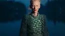 Salah satu yang mencuri perhatian adalah aktris Tilda Swinton, yang hadir sebagai duta Chanel. Tilda mengenakan tweed midi dress berwarna abu-abu yang memberi kesan anggun dan timeless. Dengan siluet yang minimalis dan warna yang elegan, Tilda Swinton berhasil memancarkan keanggunan yang menjadi ciri khasnya. [Dok/Chanel].