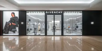 Givenchy dengan bangga mengumumkan pembukaan toko dengan konsep seru. Butik yang baru selesai direnovasi di pusat perbelanjaan mewah Plaza Indonesia di Jakarta terlihat memukau. Yuk kita intip ke dalam. [ Foto: dok Givenchy.]