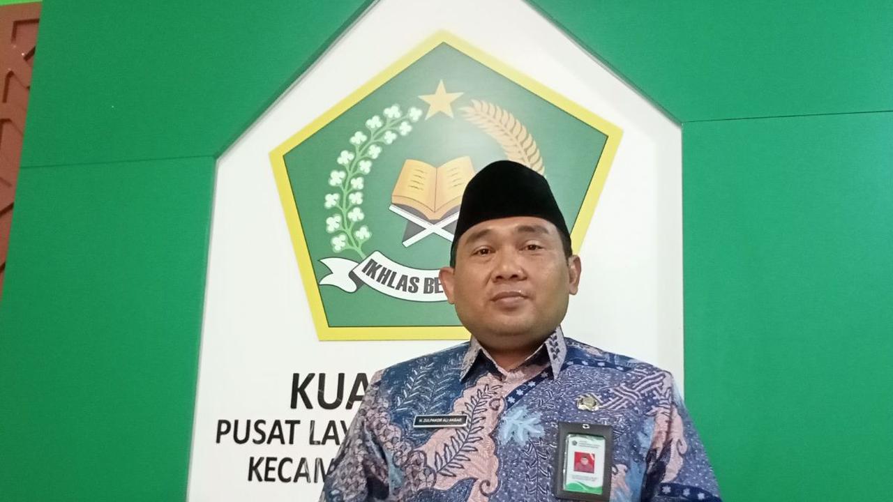 "Termasuk saya, pakai motor. Makanya kalau ngelihat orang bawa motor ngebut pakai peci, itu pasti penghulu tuh hehehe," tuturnya sambil tertawa.