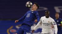 Gelandang Chelsea, Kai Havertz (kiri) mengontrol bola di depan bek Real madrid, Ferland Mendy dalam laga leg kedua semifinal Liga Champions 2020/2021 di Stamford Bridge, London, Rabu (5/5/2021). Chelsea menang 2-0 atas Real Madrid. (AP/Alastair Grant)