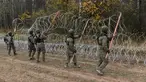 Tentara Polandia mulai memasang penghalang kawat berduri di sepanjang perbatasan Polandia dengan eksklave Rusia, Kaliningrad di Wisztyniec, Polandia, Rabu (2/11/2022). Pemerintah Polandia memerintahkan pembangunan penghalang setelah otoritas penerbangan Rusia memutuskan untuk meluncurkan penerbangan dari Timur Tengah dan Afrika Utara ke Kaliningrad. (AP Photo/Michal Kosc)