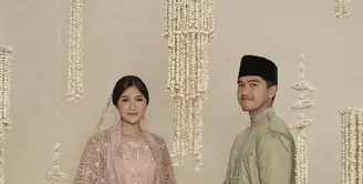 Erina Gudono kerap hadir dengan gaya busananya yang totalitas. Ia banyak suguhkan gaya abaya brokat yang bisa jadi inspirasi busana Lebaran. [Foto: Instagram/ Erina Gudono]
