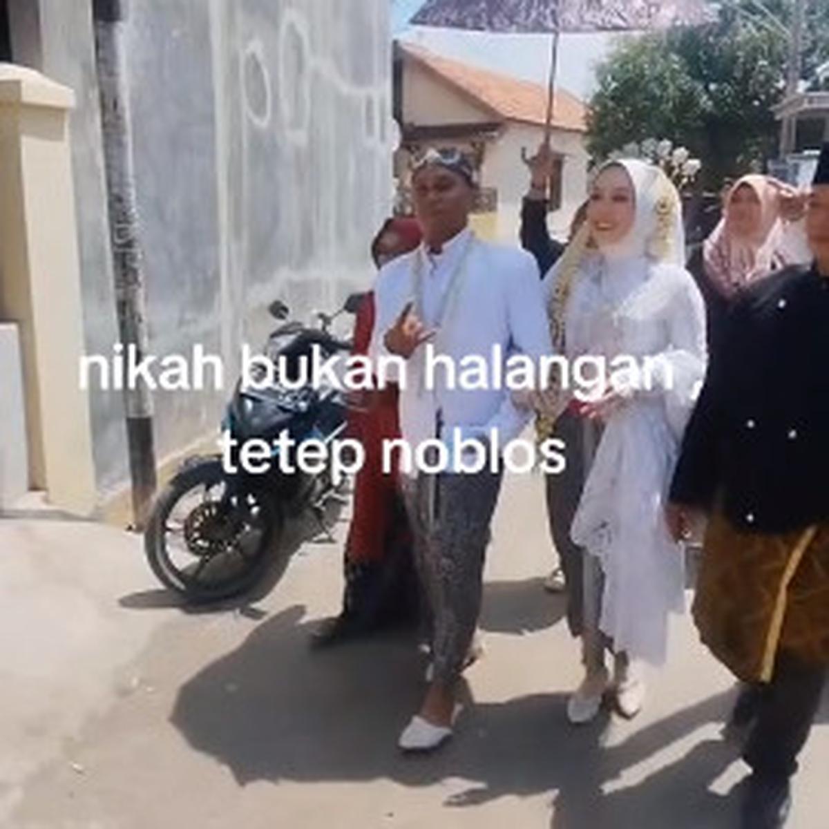 Momen Unik Pasutri Baru Datangi TPS buat Nyoblos