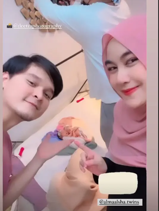 Jalani pemotretan baby born, begini suasana behind the scene pemotretan Baby Alma dan Alsha. Usianya hanya berbeda beberapa menit, tak sedikit yang merasa gemas dengan momen kebersamaan anak kembar Anisa Rahma dan Anandito Dwis ini. Menjadi momen yang dinantikan selama 4 tahun, kebahagiaaan terpancar jelas di wajah pasangan ini saat menemani buah hatinya pemotretan. (Liputan6.com/IG/@deetraphotography)