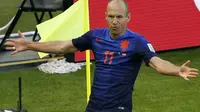 Rekan setim Robin van Persie di Timnas Belanda, Arjen Robben, berhasil melesakkan tiga gol ke gawang lawan-lawan De Orange di pekan pertama Piala Dunia 2014, (19/6/2014), (REUTERS/Marko Djurica)