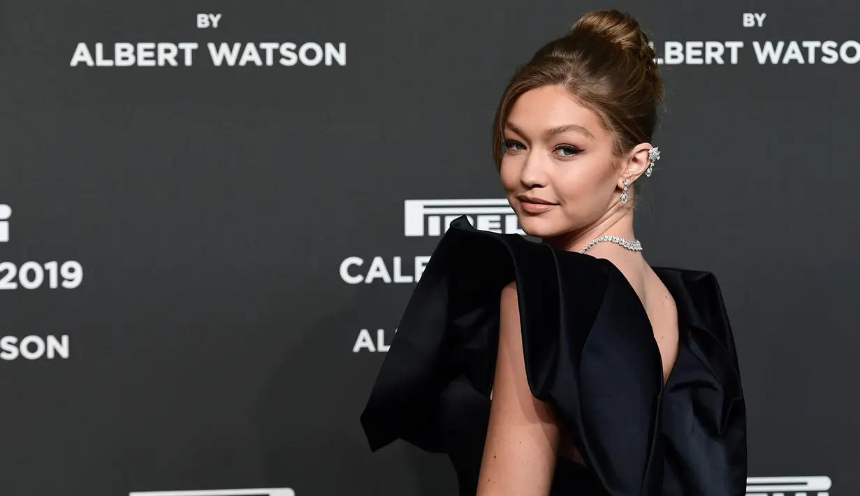 Model AS Gigi Hadid berpose menjelang peluncuran Kalender Pirelli 2019 di Pirelli HangarBicocca di Milan (5/12). Kalender Pirelli 2019 tersebut menampilkan empat cerita tentang perempuan dan orang-orang di sekitarnya. (AFP Photo/Miguel Medina)