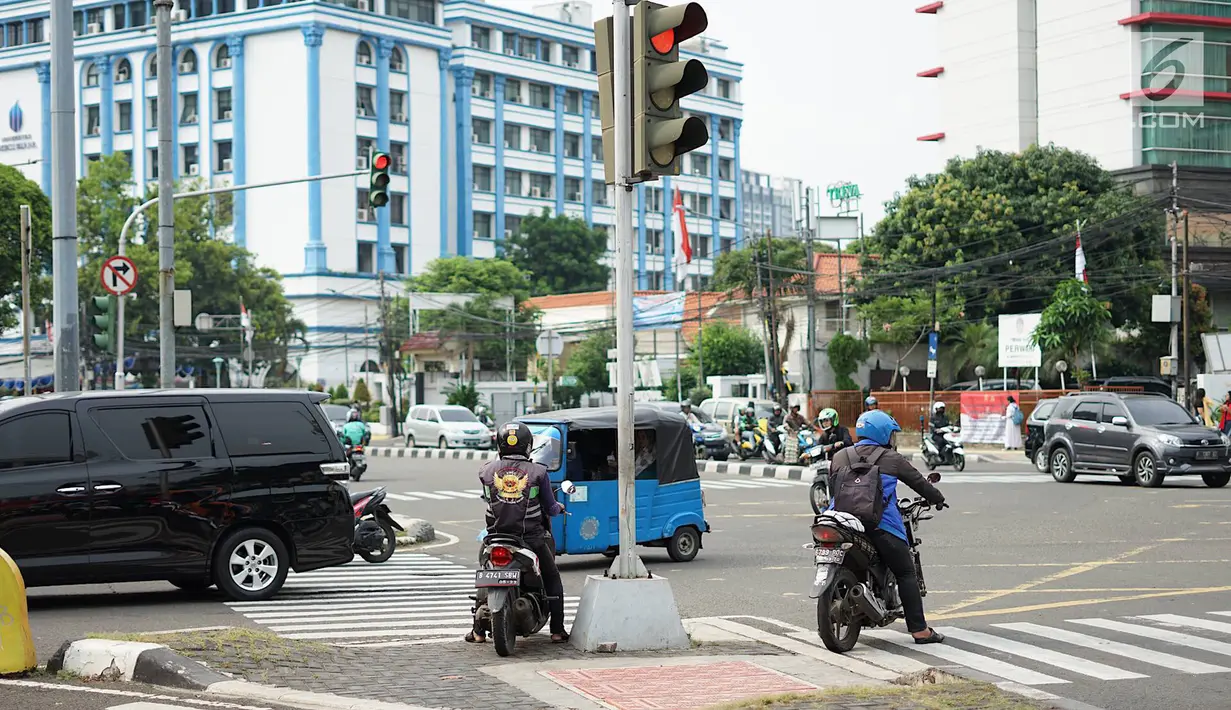 Pengendara sepeda motor melawan arus lalu lintas di perempatan lampu merah kawasan Gondangdia, Jakarta, Senin (29/4/2019). Rendahnya kesadaran tertib berlalu lintas menyebabkan para pengendara nekat melawan arus. (Liputan6.com/Immanuel Antonius)
