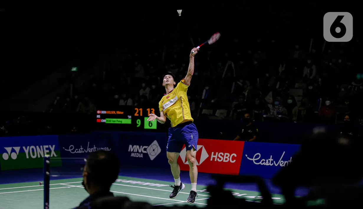 Pebulu tangkis tunggal putra China Zhao Jun Peng saat melawan pebulu tangkis tunggal putra Denmark Viktor Axelsen pada pertandingan final East Ventures Indonesia Open 2022 di Istora Senayan, Jakarta, Minggu (19/6/2022). Viktor Axelsen menjuarai tunggal putra East Ventures Indonesia Open 2022 usai mengalahkan Zhao Jun Peng dengan skor 21-9, 21-10. (Liputan6.com/Faizal Fanani)