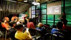 Sejumlah fans berat klub Liga Inggris berkumpul di kantor KLY Youniverse, Jakarta, Selasa (12/12/2023). (Bola.com/M Iqbal Ichsan)