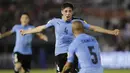 Gelandang Uruguay, Federico Valverde, melakukan selebrasi usai mencetak gol ke gawang Paraguay pada laga kualifikasi piala dunia 2018 di Stadion Defensores del Chaco, Rabu (6/9/2017). Uruguay menang 2-1 atas Paraguay. (AP/Jorge Saenz)