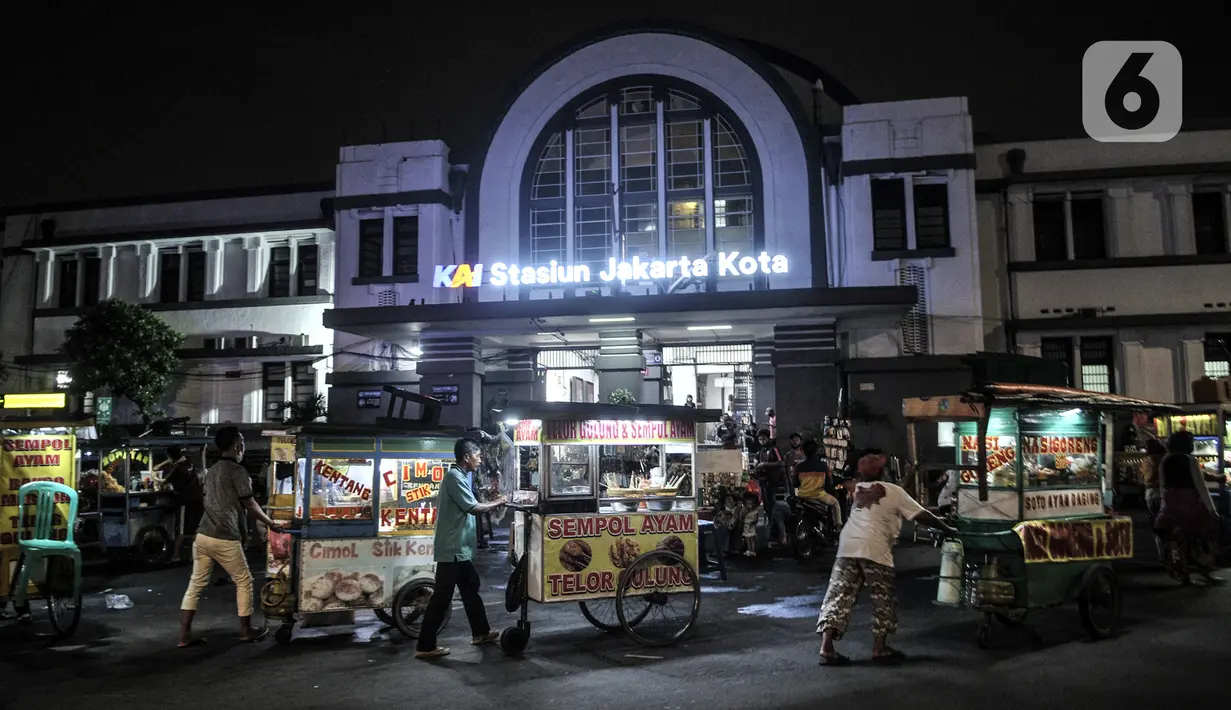 Pedagang berhamburan saat petugas Satpol PP melakukan penertiban di kawasan Kota Tua, Jakarta, Kamis (31/12/2020). Penertiban tersebut dilakukan guna mencegah kerumunan seiring larangan bagi warga merayakan malam Tahun Baru di Kota Tua di tengah pandemi COVID-19. (merdeka.com/Iqbal S. Nugroho)