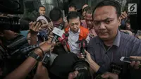 Tersangka kasus korupsi e-KTP Setya Novanto usai menjalani pemeriksaan kembali di Gedung KPK, Jakarta, Kamis (30/11). Setnov tak menjawab berbagai pertanyaan wartawan. Dia hanya diam, dan sesekali tersenyum. (Liputan6.com/Faizal Fanani)