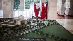 Dinas Penanggulangan Kebakaran dan Penyelamatan DKI melakukan penyemprotan disinfektan di Masjid Istiqlal, Jakarta, Rabu (3/6/2020). Langkah ini sebagai upaya preventif mendukung kebijakan pemerintah yang akan segera menerapkan kenormalan baru di tengah pandemi Covid-19. (Liputan6.com/Faizal Fanani)