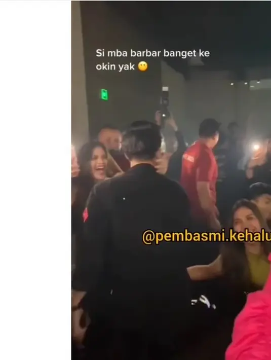 Dalam video yang beredar, Okin menyadari jika dirinya bakal menerima sambutan meriah dari penggemarnya. Termasuk, si perempuan yang sudah memegang pipi dan berniat menciumnya. (https://www.instagram.com/p/CioX8UKv97F/)