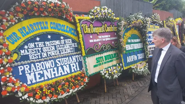 Dubes Inggris Owen Jenkins melihat karangan bunga untuk Ratu Elizabeth II dari warga Indonesia, Senin (12/9/2022).