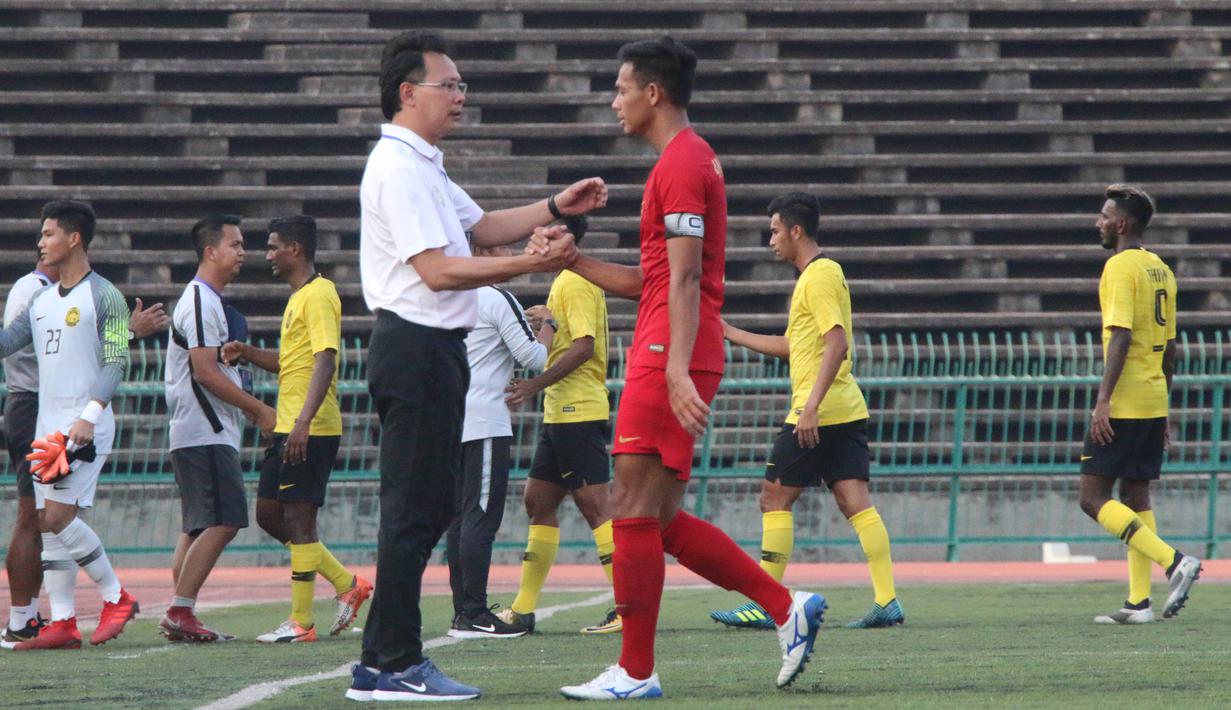 Bek Timnas Indonesia U-22, Andy Setyo, tampak kecewa usai ditahan imbang Malaysia U-22 pada laga Piala AFF U-22 2019 di Stadion National Olympic, Phnom Penh, Selasa (20/2). Kedua negara bermain imbang 2-2. (Bola.com/Zulfirdaus Harahap)