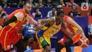 Pemain timnas basket Brasil, Georginho De Paula (tengah) mencoba melewati kawalan dua pebasket Spanyol pada penyisihan Grup G FIBA World Cup 2023 di Indonesia Arena, Gelora Bung Karno, Jakarta, Senin (28/8/2023). (Liputan6.com/Helmi Fithriansyah)