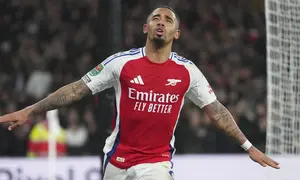 Pemain Arsenal, Gabriel Jesus melakukan selebrasi setelah mencetak gol ke gawang Crystal Palace pada laga perempat final Carabao Cup 2024/2025 yang berlangsung di Emirates Stadium, London, Inggris, Kamis (19/12/2024) WIB. (AP Photo/Kirsty Wigglesworth)
