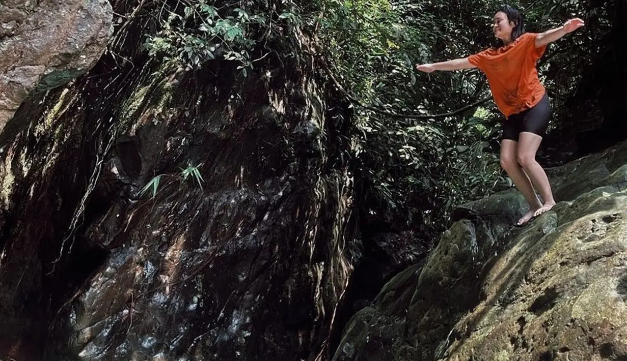Bermain air sembari menikmati pemandangan indah tentunya dapat menenangkan pikiran sebelum kembali bekerja. Air terjun rupanya selalu menjadi pilihan Liyan Zef ketika ingin melepas penat di alam. Beragam fotonya saat menikmati air terjun juga selalu estetik dan berhasil menarik perhatian warganet sehingga ingin mengunjungi air terjun tersebut. (Liputan6.com/IG/@liyanzef)