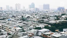 Pemandangan permukiman dan perkantoran dilihat dari kawasan Mangga Dua Jakarta, Kamis (8/11). Berdasarkan survei Euromonitor International, Jakarta akan menjadi kota paling padat di dunia pada 2030. (Liputan6.com/Immanuel Antonius)