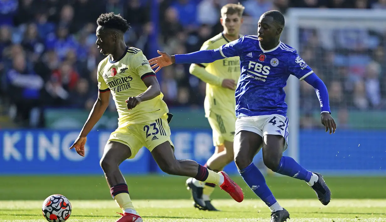 Pemain Arsenal Albert Sambi Lokonga (kiri) berebut bola dengan pemain Leicester City Boubakary Soumare pada pertandingan Liga Inggris di Stadion King Power, Leicester, Inggris, 30 Oktober 2021. Arsenal menang 2-0. (Zac Goodwin/PA via AP)