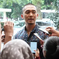 "Itu satu akun ada beberapa berita, itu ada Prisia Nasution, Gue, Inul temanya sama G30S/PKI, di waktu yang sama. Cuma bedanya kan gue langsung klarifikasi jadi keliatannya ramai," ujar Uus. (Nurwahyunan/Bintang.com)