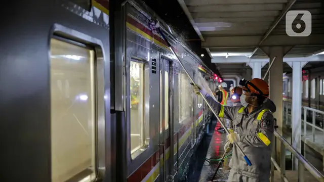 Antisipasi Penyebaran COVID-19, KRL Jabodetabek Disemprot Disinfektan