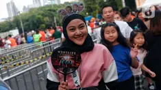 Seorang penggemar Westlife berpose saat tiba untuk menonton konser bertajuk 'The Wild Dreams Tour 2023' di kawasan Stadion Utama Gelora Bung Karno Sabtu (11/2/2023). Penampilan Westlife menjadi penantian penggemar yang datang dari berbagai daerah. Bahkan, sebagian penggemar juga datang dari sejumlah kota di luar Jabodetabek. (Liputan6.com/Angga Yuniar)
