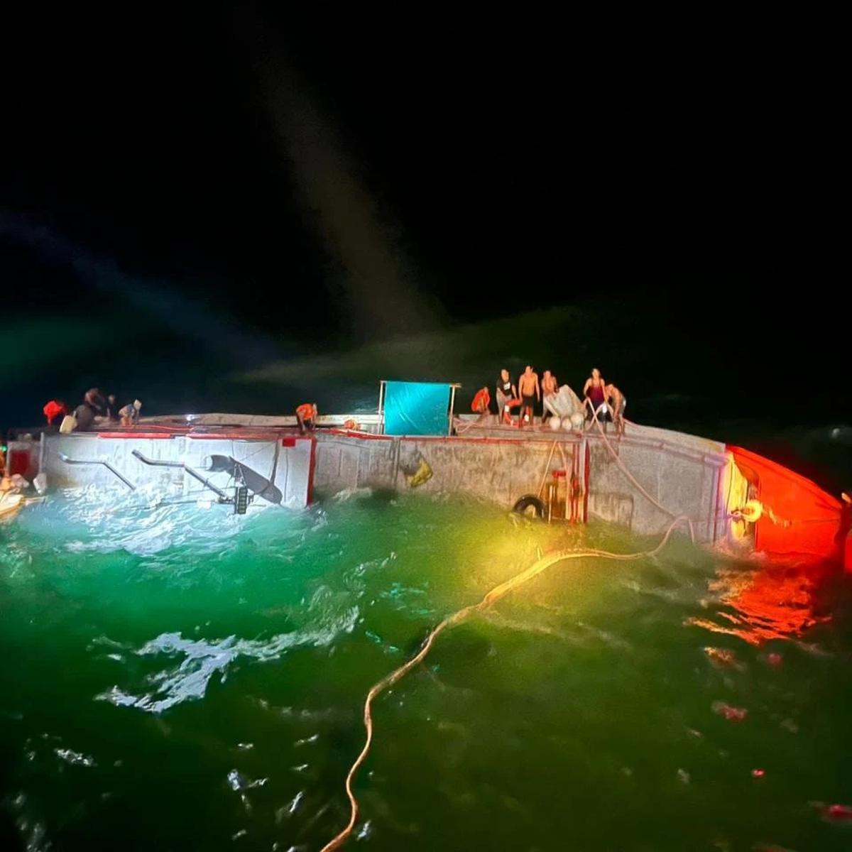 Evakuasi ABK Kapal Terbalik di Laut Arafuru