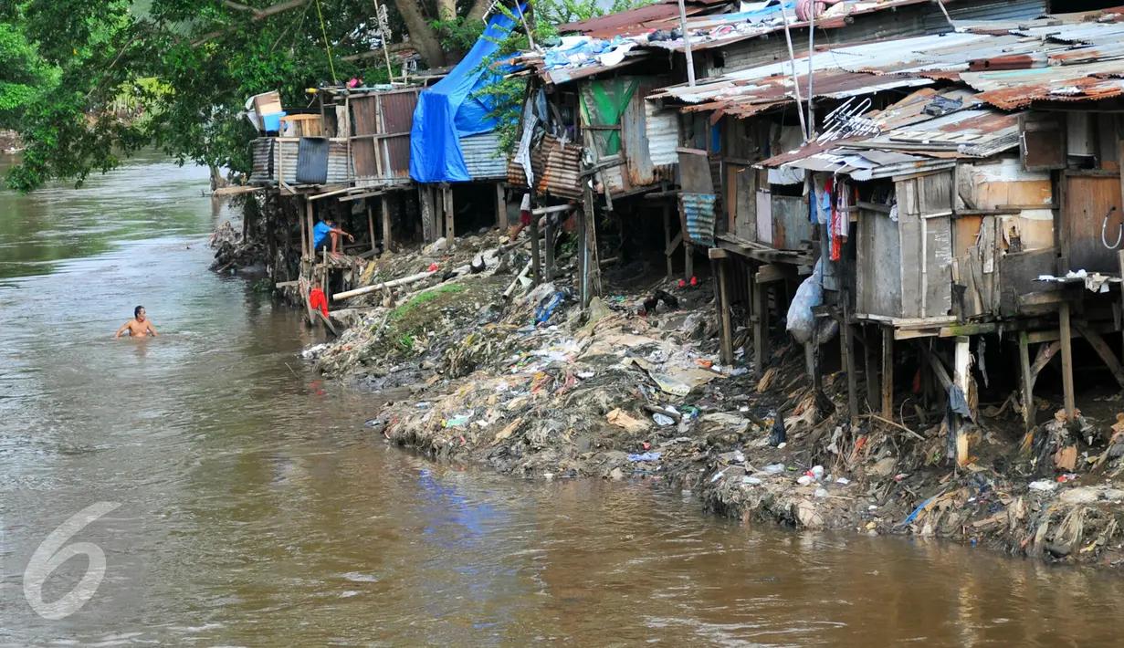Warga bantaran Sungai Ciliwung melakukan aktivitas di sungai, Jakarta, Rabu (18/5/2016). Sekitar 50 ribu warga bantaran Sungai Ciliwung harus direlokasi oleh Pemprov DKI Jakarta. (Liputan6.com/Yoppy Renato)