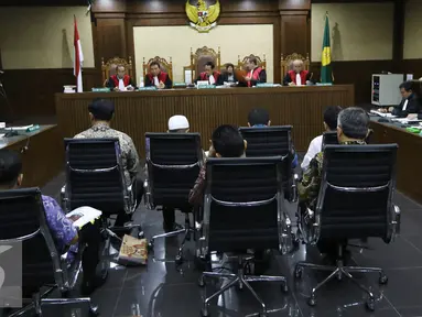 Tujuh anggota DPRD Provinsi Sumatera Utara periode 2009-2014 dan 2014-2019 menjalankan sidang beragendakan Dakwaan di pengadilan Tipikor, Jakarta,  Rabu (26/10). Anggota DPRD ini diduga menerima suap dari Gatot Pujo Nugroho. (Liputan6.com/Helmi Affandi)