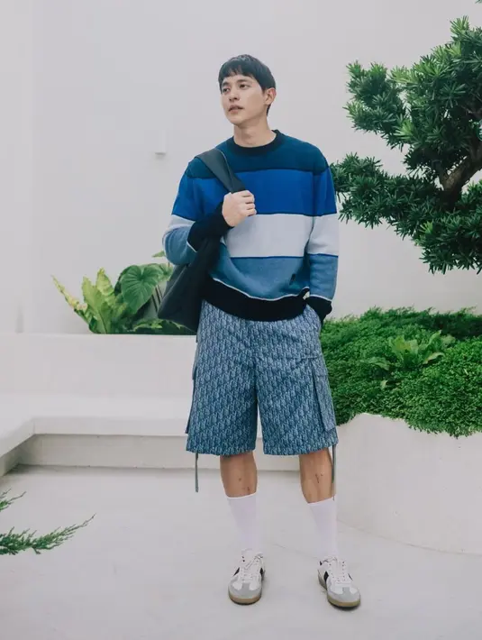 Begitu juga dengan Jirayu Tangsrisuk selebritis Thailand mengenakan Vertical Hobo bag hitam. Ia memadukannya dengan atasan long sleeve nuansa biru dipadukan celana pendek Dior. [Dior]