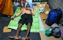 FOTO: Kondisi Pasien-Pasien Telantar di India Akibat Jutaan Tenaga Kesehatan Mogok Kerja Massal