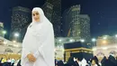 Beberapa waktu lalu, pada bulan April 2019, Tania Nadira menginjakkan kakinya di Tanah Suci Mekkah. Tania menjalankan ibadah Umrah yang kedua kalinya. Dalam kesempatan tersebut, Tania tampak anggun dalam balutan busana putih polos saat berfoto di depan Ka'bah. (Liputan6.com/IG/@tanianadiraa)