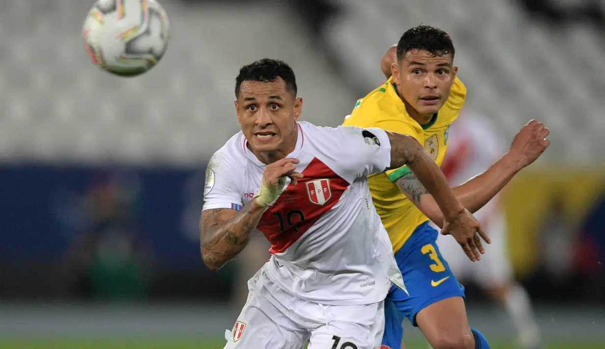 Pemain Peru,  Yoshimar Yotun (kiri) dan pemain Brasil Thiago Silva berebut bola selama pertandingan semifinal Copa America di stadion Nilton Santos di Rio de Janeiro, Brasil, Selasa (6/7/2021). Brasil menang tipis atas Peru 1-0. (AFP Photo/Carl De Souza)