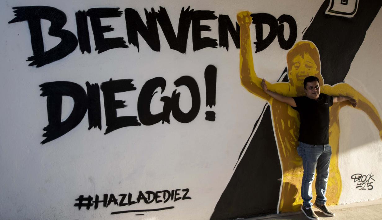 Bienvenido atau sambutan selamat datang pada Maradona memperlihatkan antusiasme fans klub Dorados. ( AFP/Pedro Pardo )