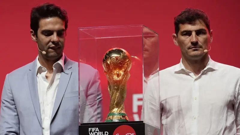 Kaka dan Iker Casillas Pamerkan Trofi Piala Dunia 2022 di Dubai