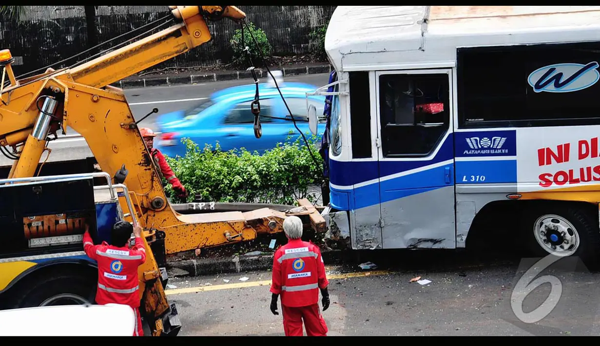 Sebuah mobil derek disiapkan untuk menarik bus nahas tersebut, Jakarta, Minggu (27/7/2014) (Liputan6.com/Faizal Fanani)