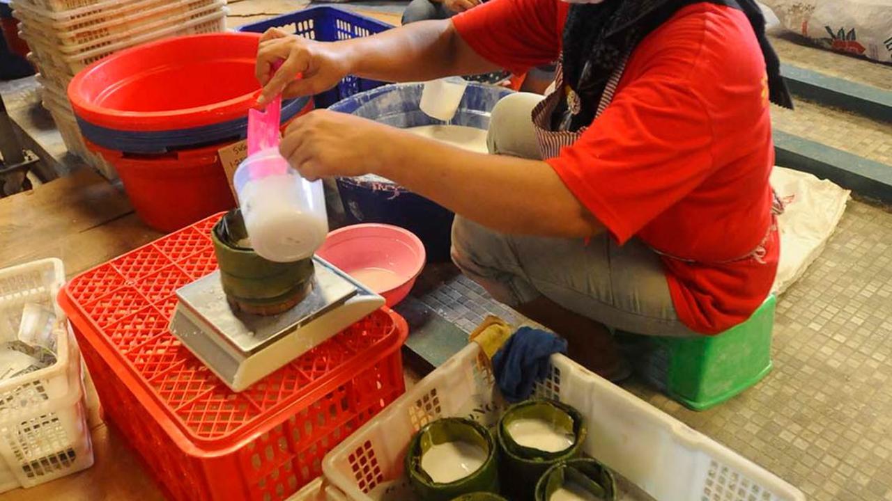 Sejumlah pekerja menyelesaikan pembuatan kue keranjang di UKM Kue Keranjang Hoki, kawasan Sawangan, Depok, Jawa Barat, Jumat (26/01/2024). Foto: Merdeka.com/Arie Basuki