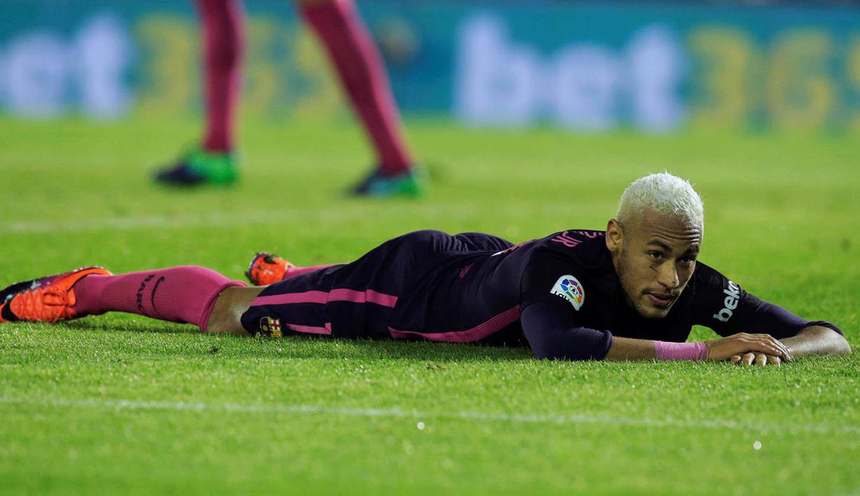 Bintang Barcelona, Neymar, tampak kecewa usai takluk dari Celta Vigo. Kekalahan ini membuat Barcelona turun ke peringkat empat klasemen La Liga. (Reuters/Miguel Vidal)