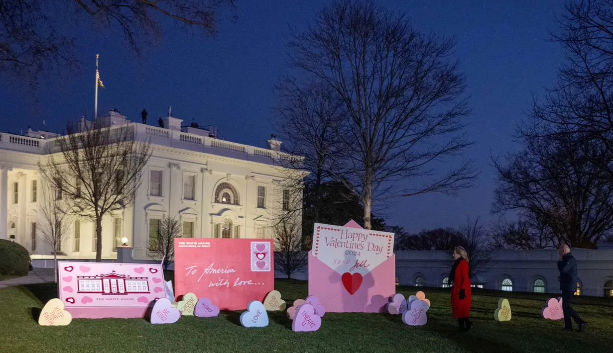 Ibu negara Jill Biden melanjutkan tradisi membuat pajangan kartu Valentine di halaman depan Gedung Putih. (Jim WATSON/AFP)