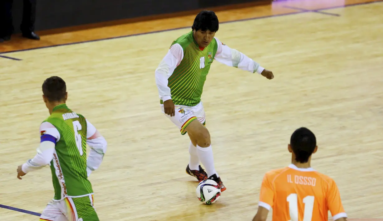 Presiden Bolivia, Evo Morales (tengah) mengiring bola saat pertandingan melawan tim dari gubernur provinsi Buenos Aires dan calon presiden Argentina Daniel Scioli di Benavidez, Buenos Aires, Argentina (17/9/2015). (REUTERS/Marcos Brindicci)