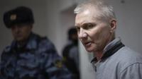 Alexei Moskalyov dikawal&nbsp;dari ruang sidang di Yefremov, wilayah Tula, sekitar 300 kilometer selatan Moskow, Rusia pada Senin (27/3/2023). Pengadilan di Rusia pada Selasa menghukum seorang ayah tunggal atas unggahan media sosial mengkritik perang di Ukraina dan menjatuhkan hukuman dua tahun penjara, sebuah kasus yang menjadi perhatian pihak berwenang oleh gambar putrinya menentang invasi di sekolah, menurut pengacara pria itu dan aktivis lokal. Moskalyov yang berusia 54 tahun, seorang ayah tunggal dari seorang putri berusia 13 tahun, dituduh berulang kali mendiskreditkan tentara Rusia, sebuah tindak pidana sesuai dengan undang-undang yang diadopsi otoritas Rusia tak lama setelah mengirim pasukan ke Ukraina. (AP)