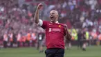 Pelatih Liverpool, Arne Slot melakukan selebrasi setelah timnya dipastikan menyabet gelar juara Liga Inggris 2024/2025 setelah mengalahkan Tottenham Hotspur di Anfield, Liverpool, Inggris, Minggu (27/04/2025). (AP Photo/Jon Super)