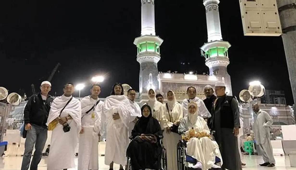 Pada 2 Januari silam, Jupe bersama dengan ibundanya serta ayahnya serta artis Ria Irawan menjalankan ibadah umrah ke Tanah Suci Mekkah. Sesaat sebelum berangkat, ia mengaku diberi keajaiban rasa sakit yang biasa diderita tiba-tiba hilang. (dok. Instagram)