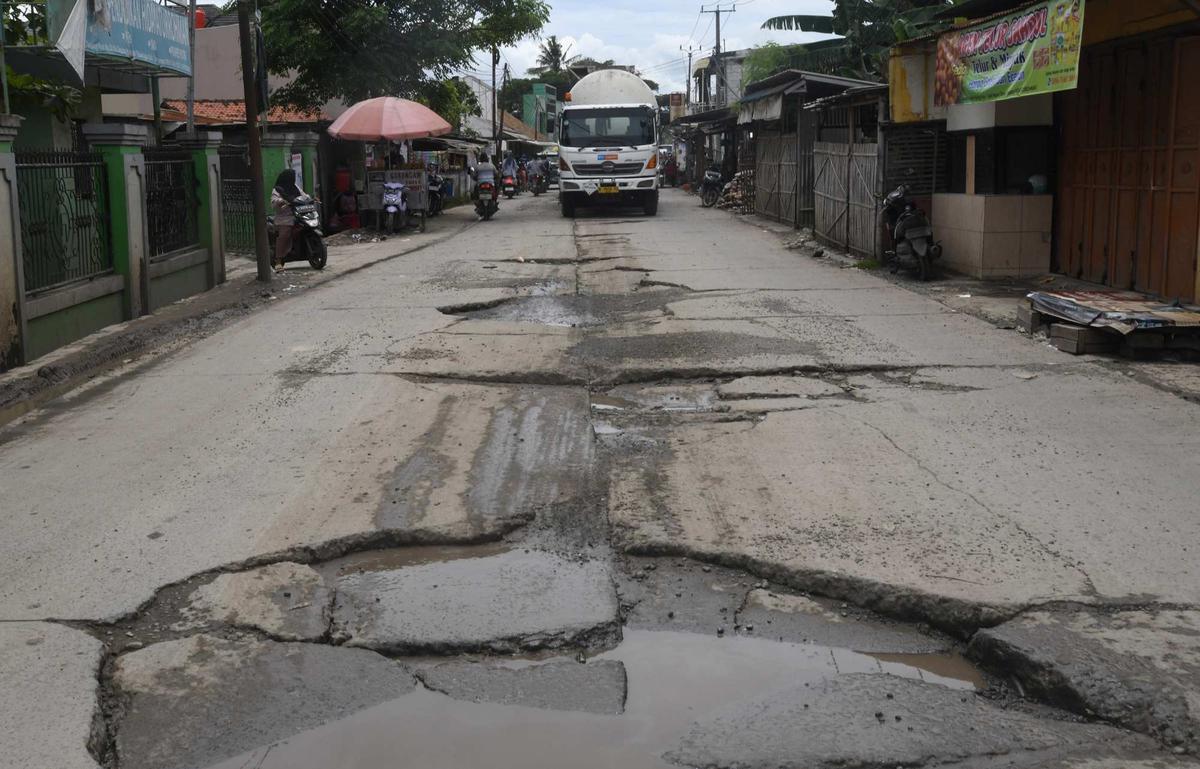 Kondisi Jalan Raya Tanjung Pasir Tangerang Rusak Parah Akibat Dilewati Truk-Truk Besar