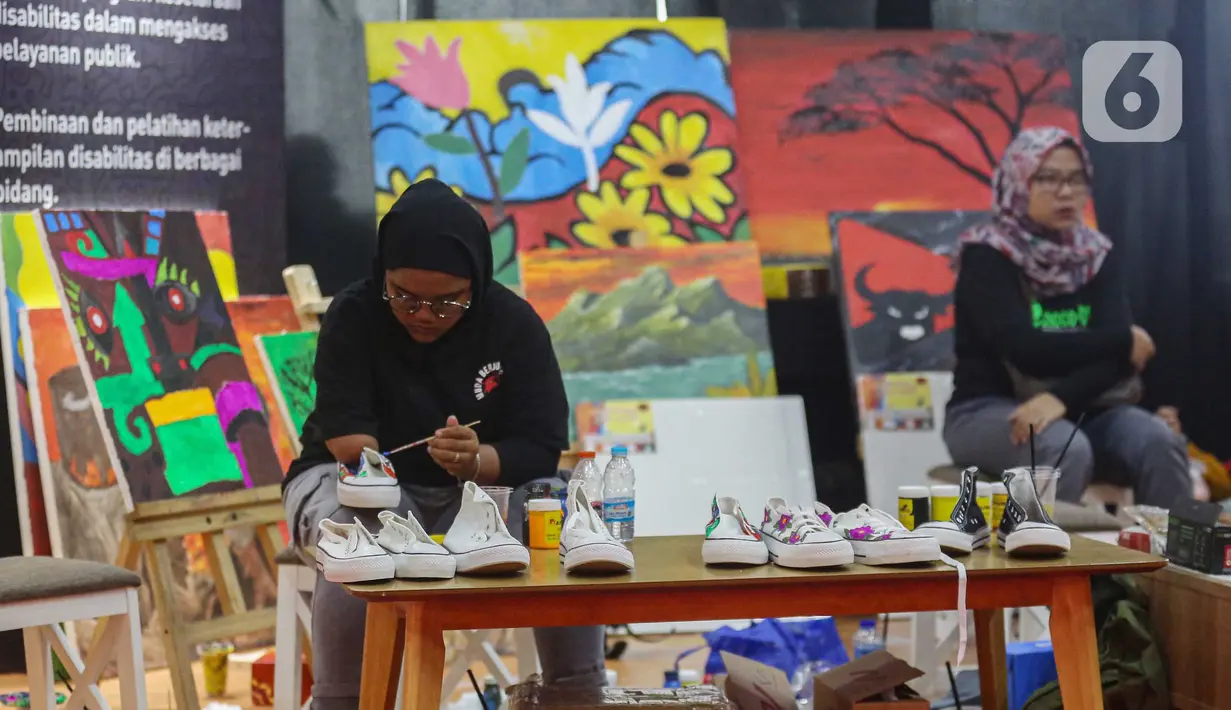 Beberapa pengunjung terlihat tidak hanya sekedar berkunjung ke Stand Pameran, bahkan mereka membeli beberapa produk. (Liputan6.com/Angga Yuniar)