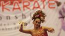 Penampilan seorang penari dalam Pembukaan Kejuaraan Dunia Karate Junior, Cadet dan U-21 di Indonesia Convetion Exhibition (ICE), Bumi Serpong Damai, Tangerang, Kamis (12/11/2015). (Bola.com/Vitalis Yogi Trisna)