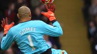 Heurelho Gomes, kiper Watford gagal menahan tendangan gelandang Leicester City, N’Golo Kante.